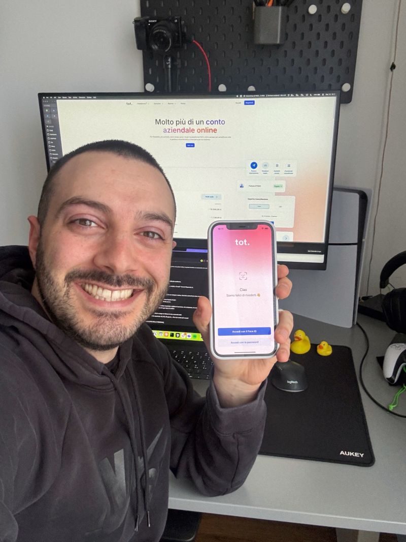 Christian con l'app Tot e la piattaforma web di Tot sullo sfondo